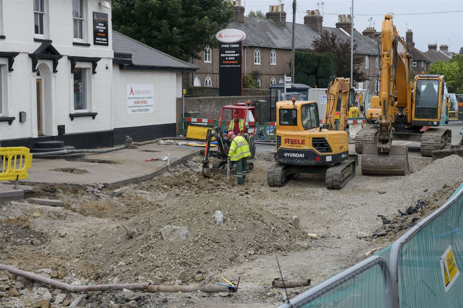Further views of the sinkhole on the A26 Tonbridge Road, Maidstone, near the junction of Fountain Lane outside the Taj Barming restaurant..Picture: Andy Payton. (4919888)