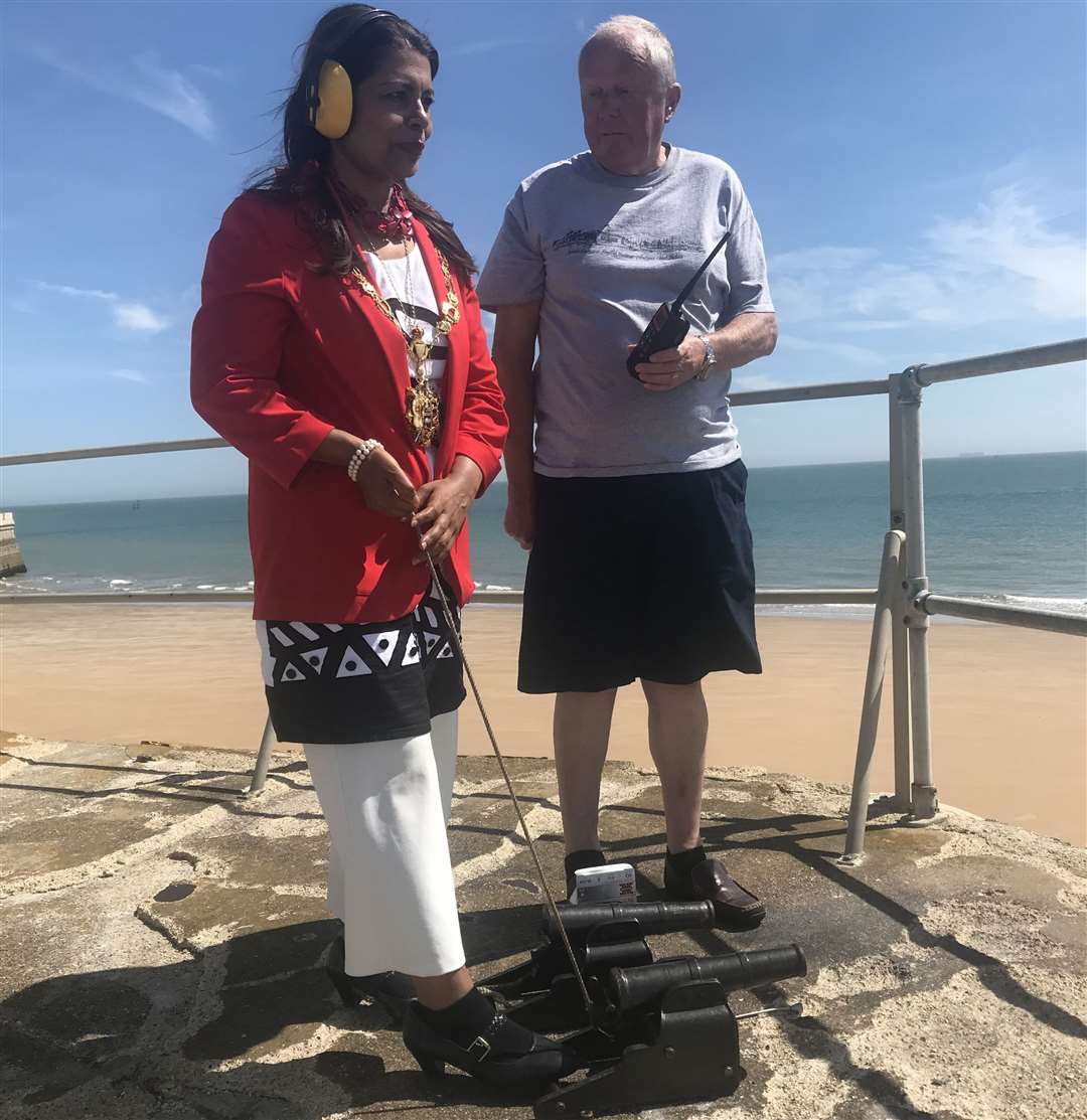 Mayor of Ramsgate Raushan Ara fired the cannon to get racing officially under way on Monday morning. Picture: Karen Cox/Ramsgate Week (14121544)