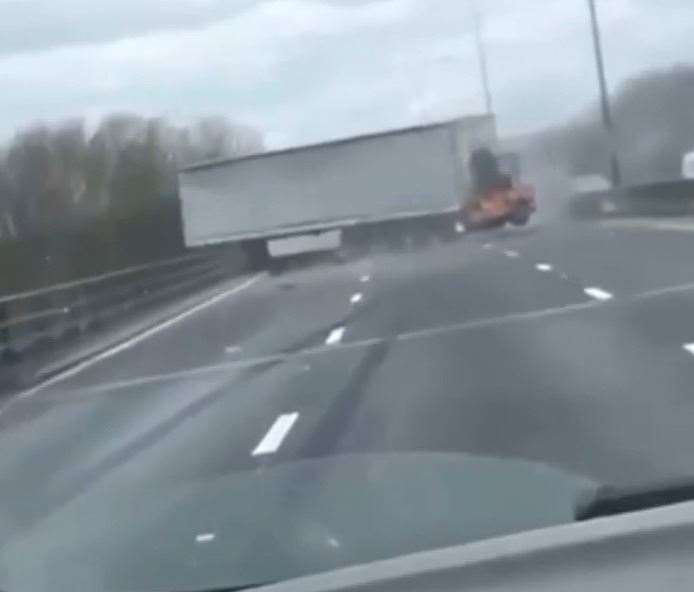 The moment the lorry smashes into the barriers near the Darenth Interchange was caught on dashcam footage. Picture: Twitter/999London (45952691)