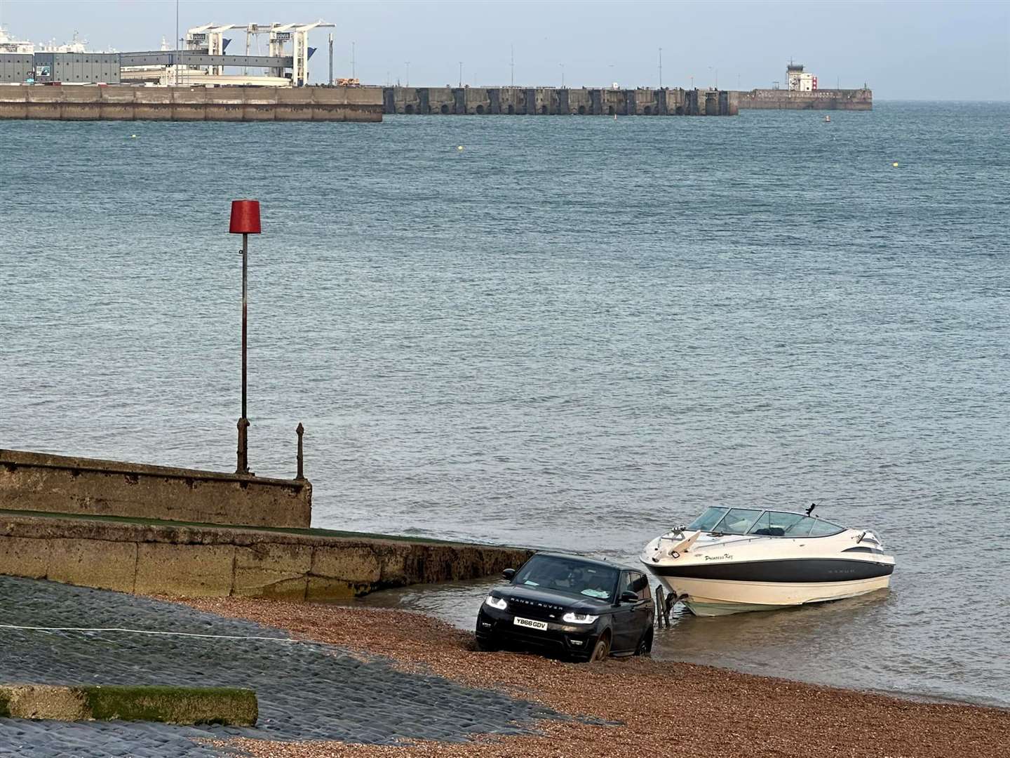 In attempting to tow a boat the Range Rover found itself trapped in the shingle on Dover beach