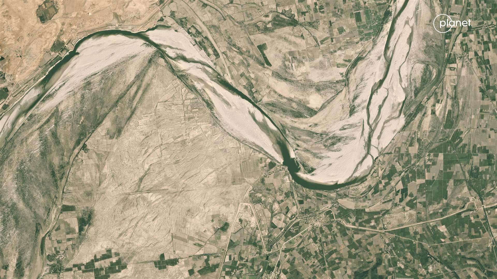 Satellite image of Indus River at Laiqpur in Pakistan during drought in 2018 (WaterAid/ Planet)