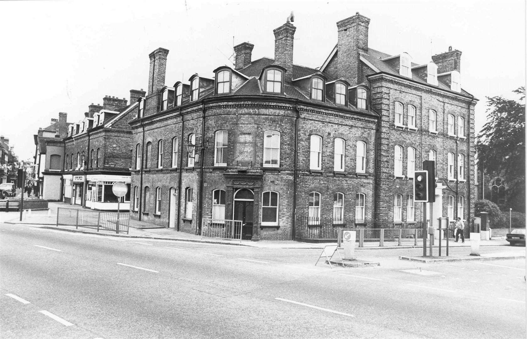 The Crown, High Street, Rochester, in 1988