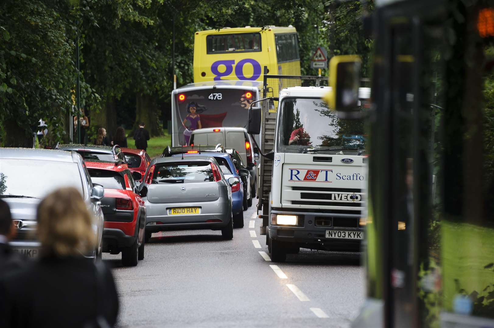 Heavy congestion and poor parking at school closing time in Common Lane