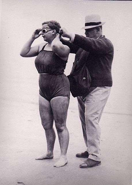 Ethel Lowry sur la plage avec son entraîneur en 1932 Photo du Dover Museum