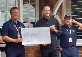 Golf workers' £8,000 boost for hospital