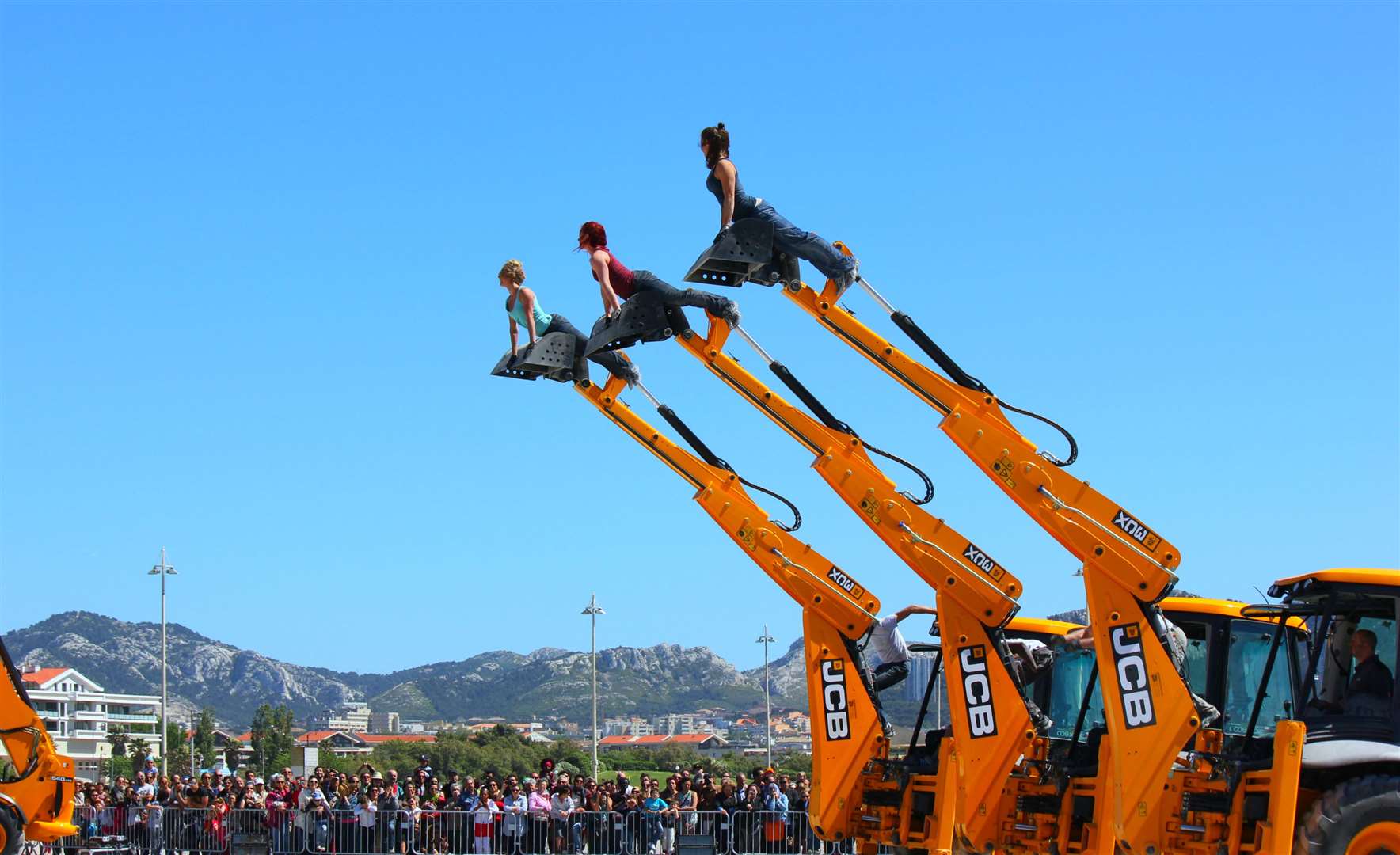 Diggers and dancers at the bOing! International Family Festival in 2015
