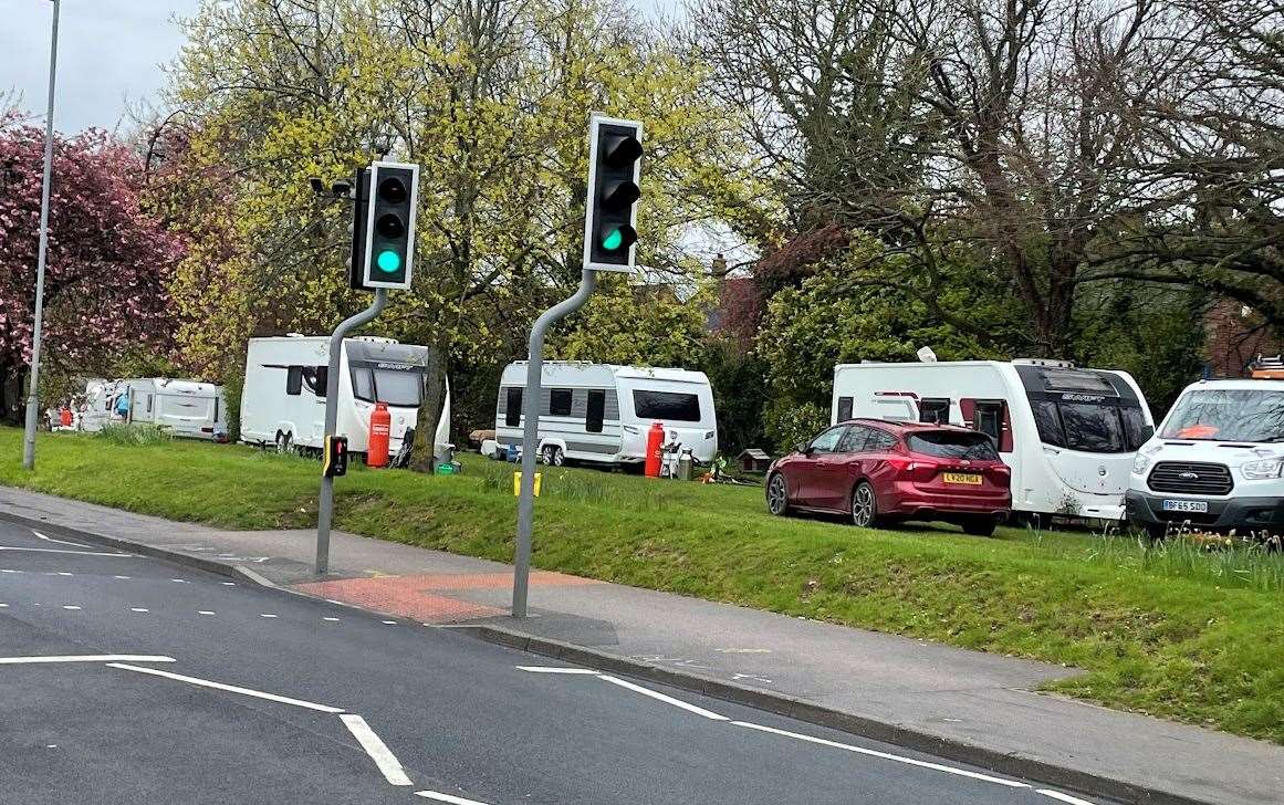 Travellers pitching up in Ash Road, Hartley