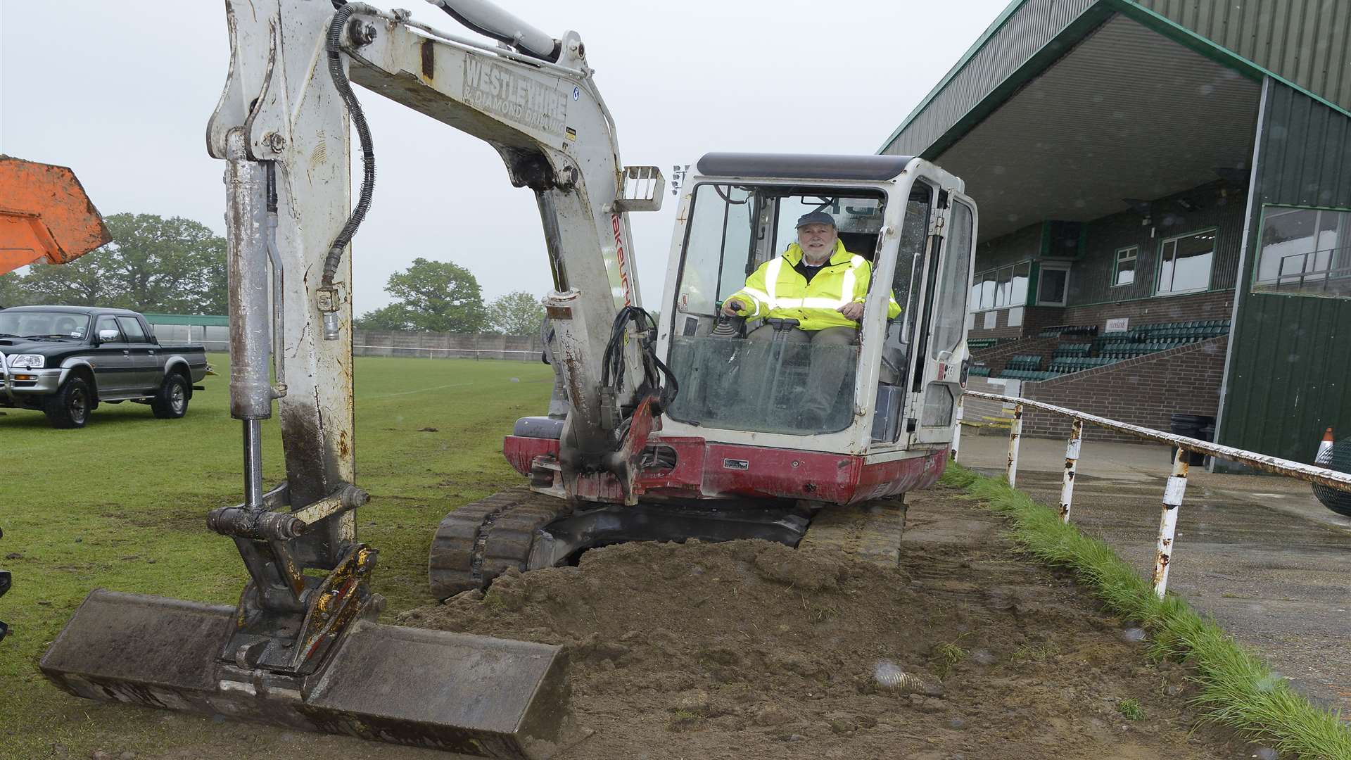 Ashford United owner Don Crosbie pitches in at Homelands