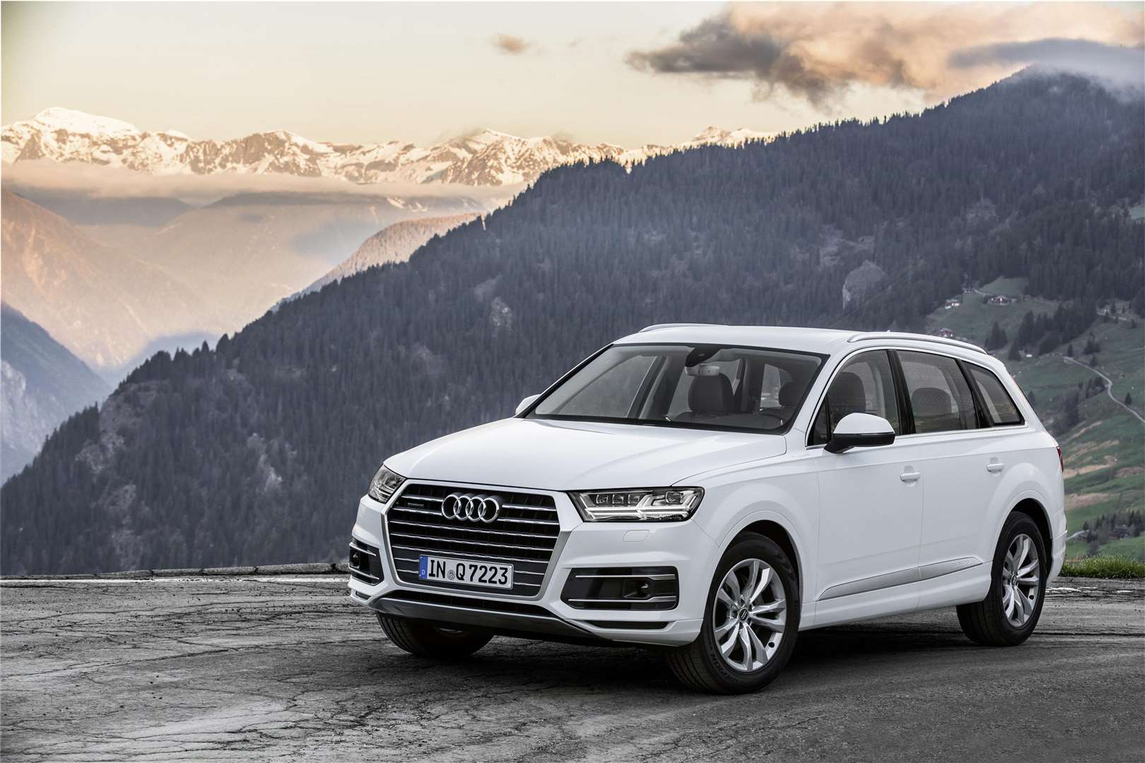 The huge grille certainly gives the Q7 presence (4122446)
