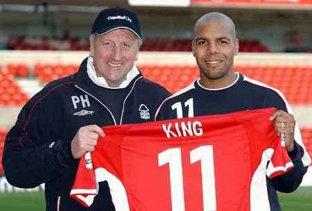 King with Forest boss Paul Hart. Picture courtesy NOTTINGHAM EVENING POST