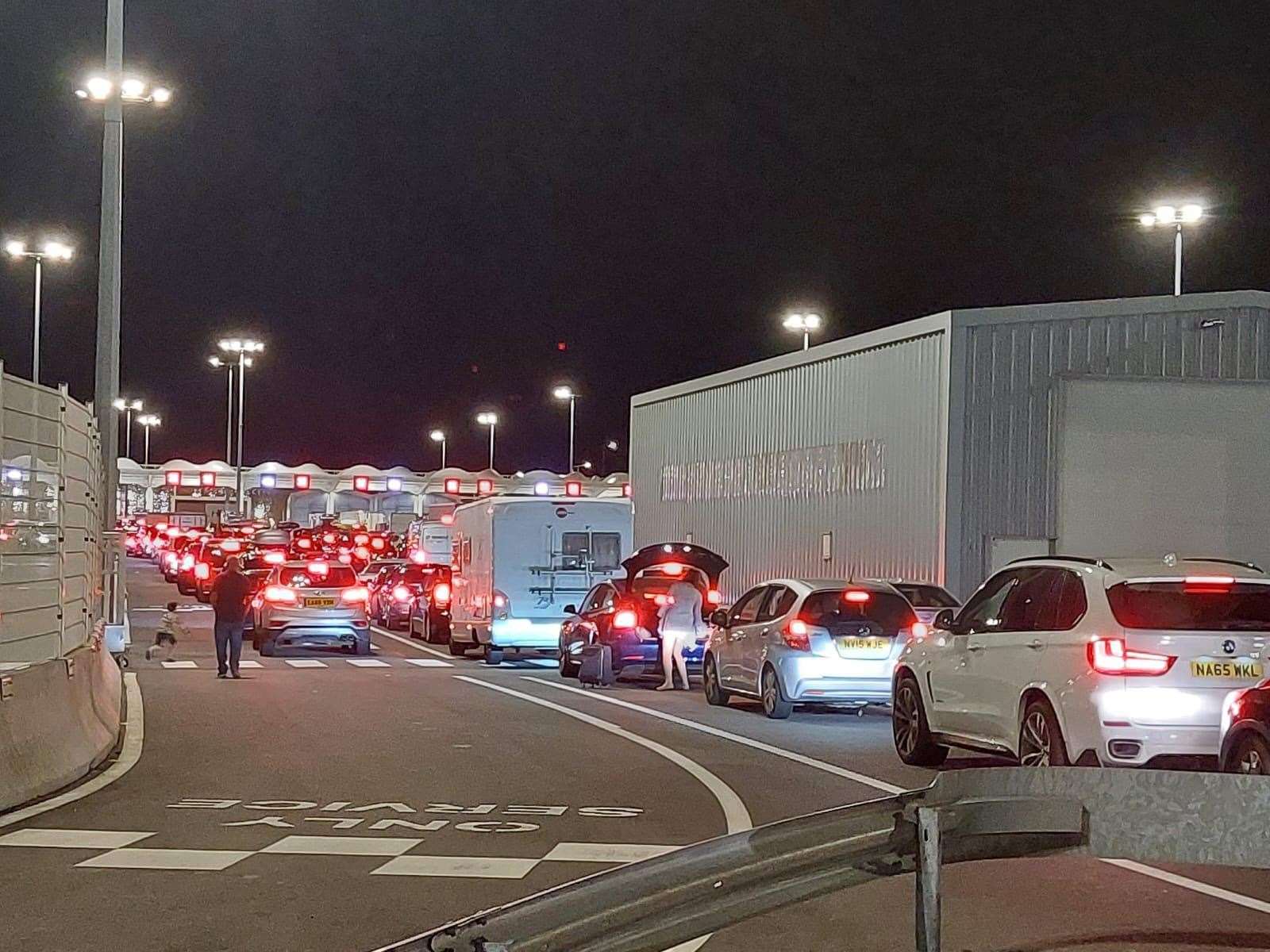 Delays at the border controls in Calais last week. Picture: @nonsocucinare on Twitter