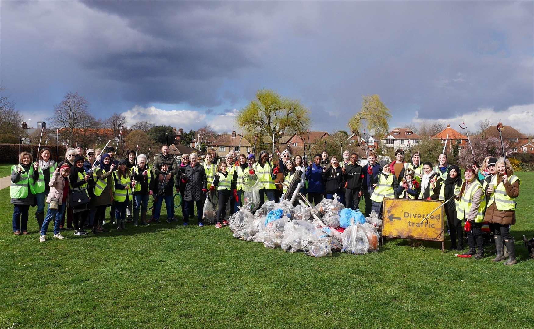 Volunteers were out in force for the Kingsmead litter pick (9004720)