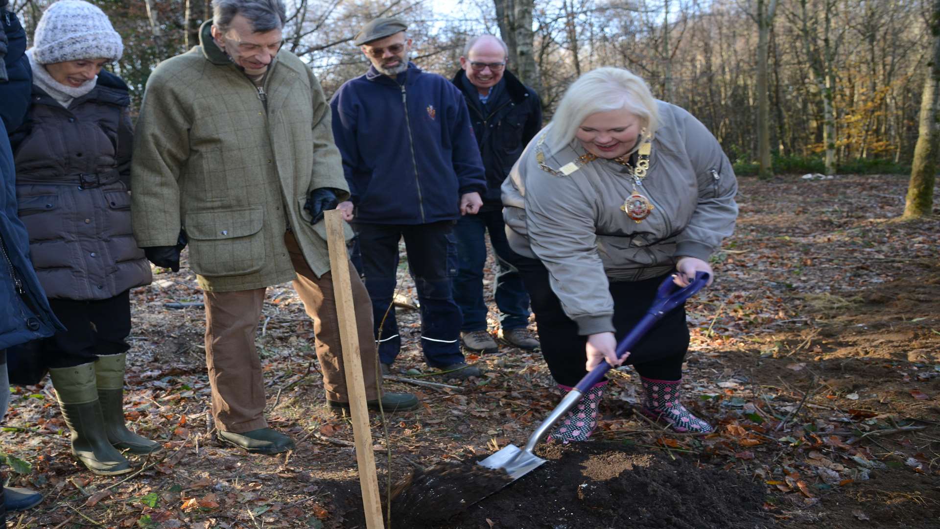 Mayor of Sevenoaks Maxine Chakowa planting a new charter Oak