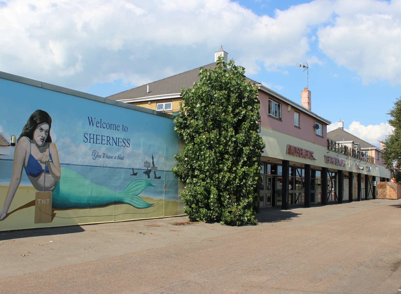 Sheerness: Amusement arcade with mural depicting the Richard Montgomery bomb ship.