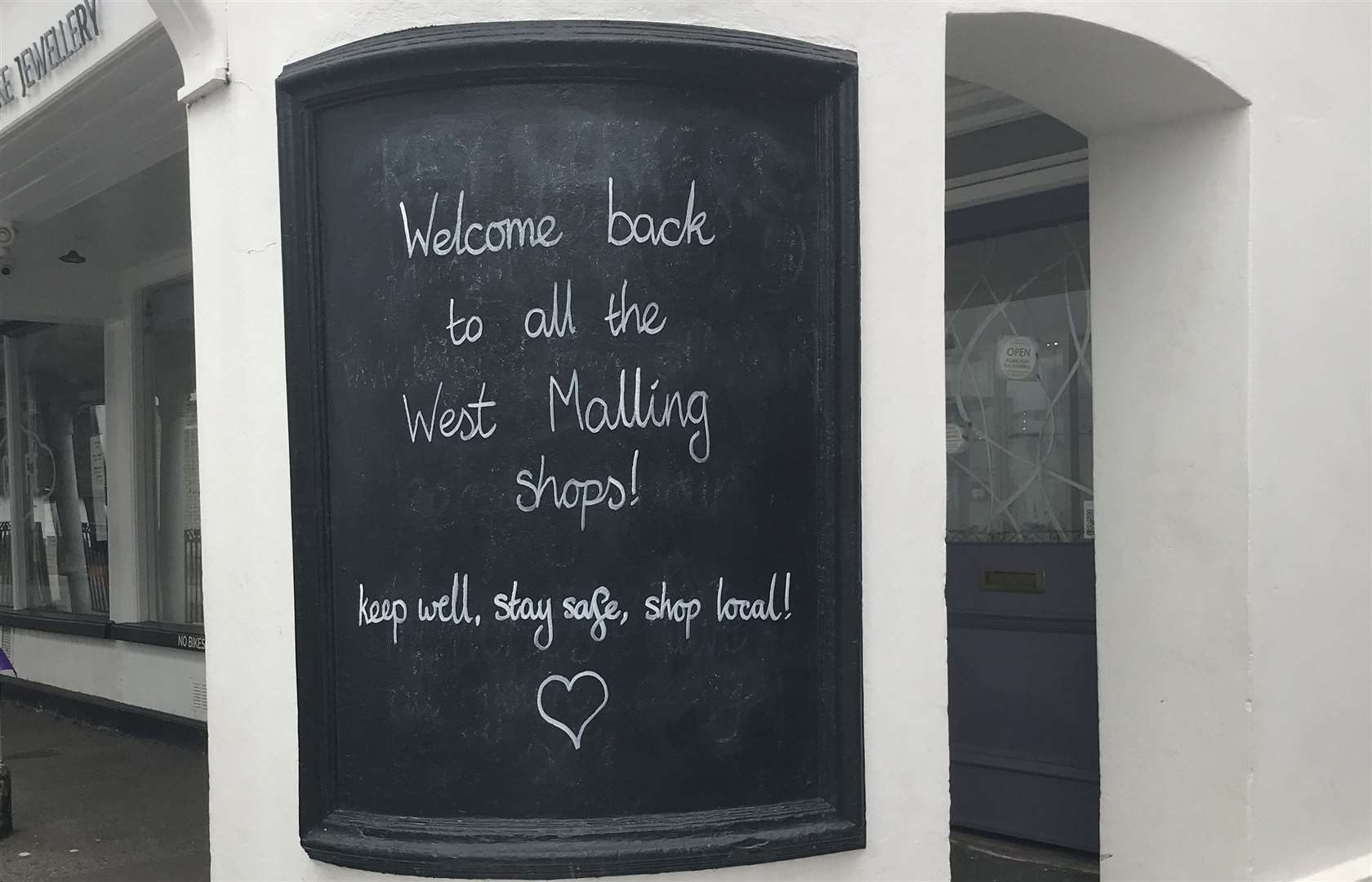 Shoppers are welcomed back to West Malling (36682091)