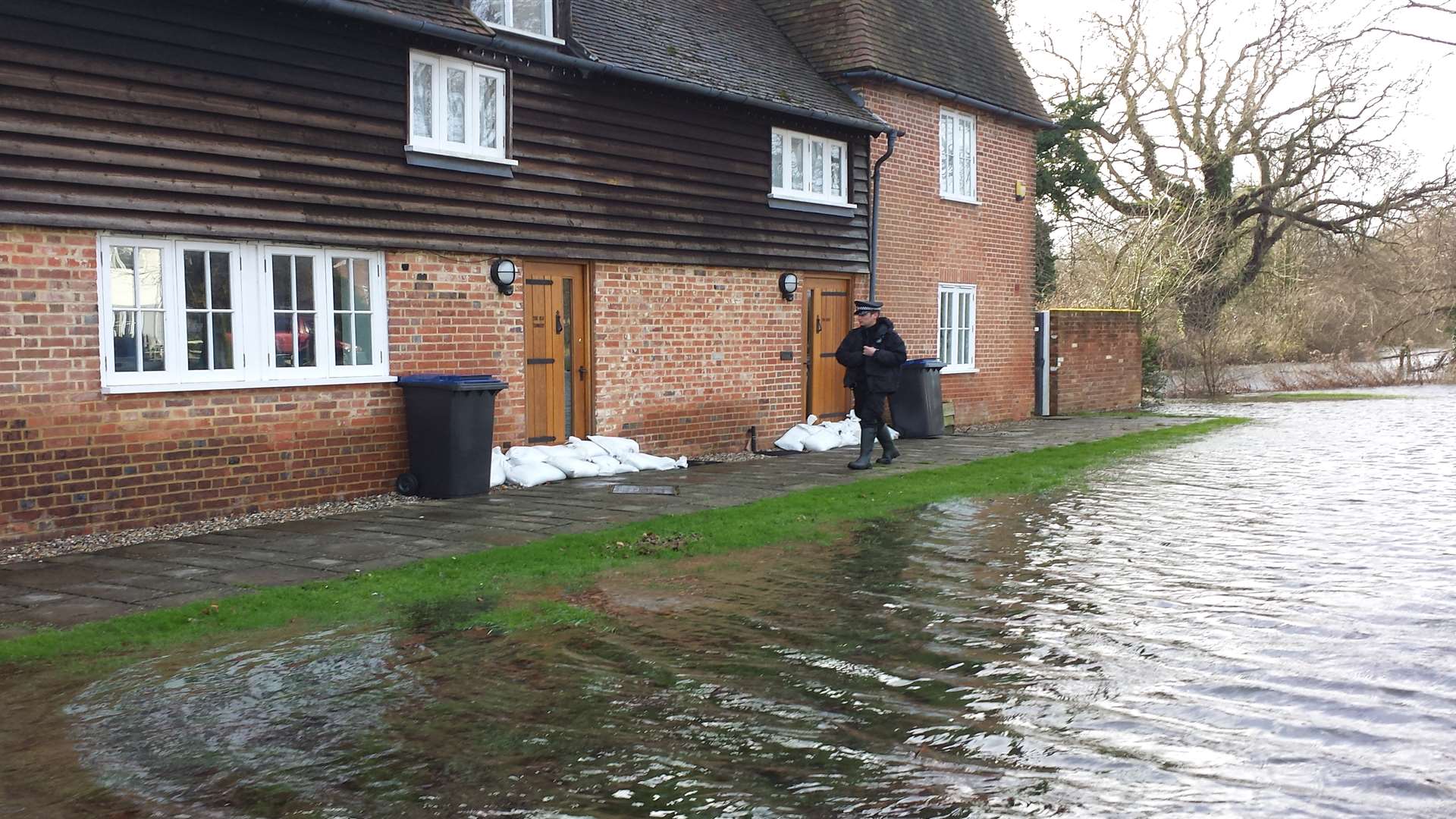 Police posting advice leaflets to homes in Littlebourne as the flood water rises