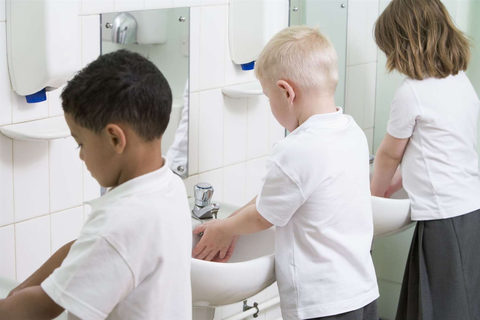 Children suffering with a pollen allergy should wash hands and faces frequently. Photo: Getty images.