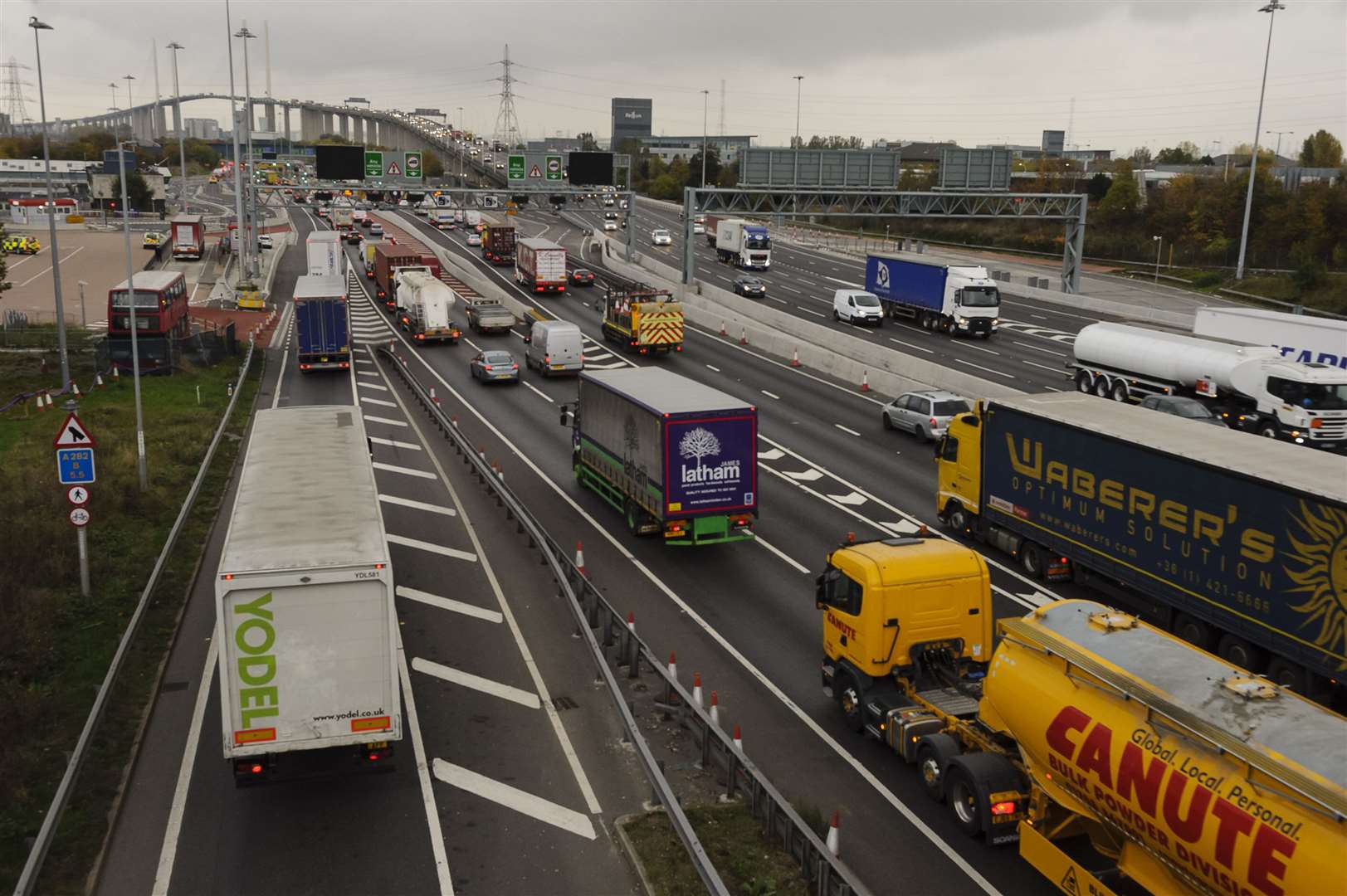 Traffic has reached a standstill on the M25 anti-clockwise between Junctions 1A and 1B near the Dartford Crossing. Picture: Andy Payton (14452388)
