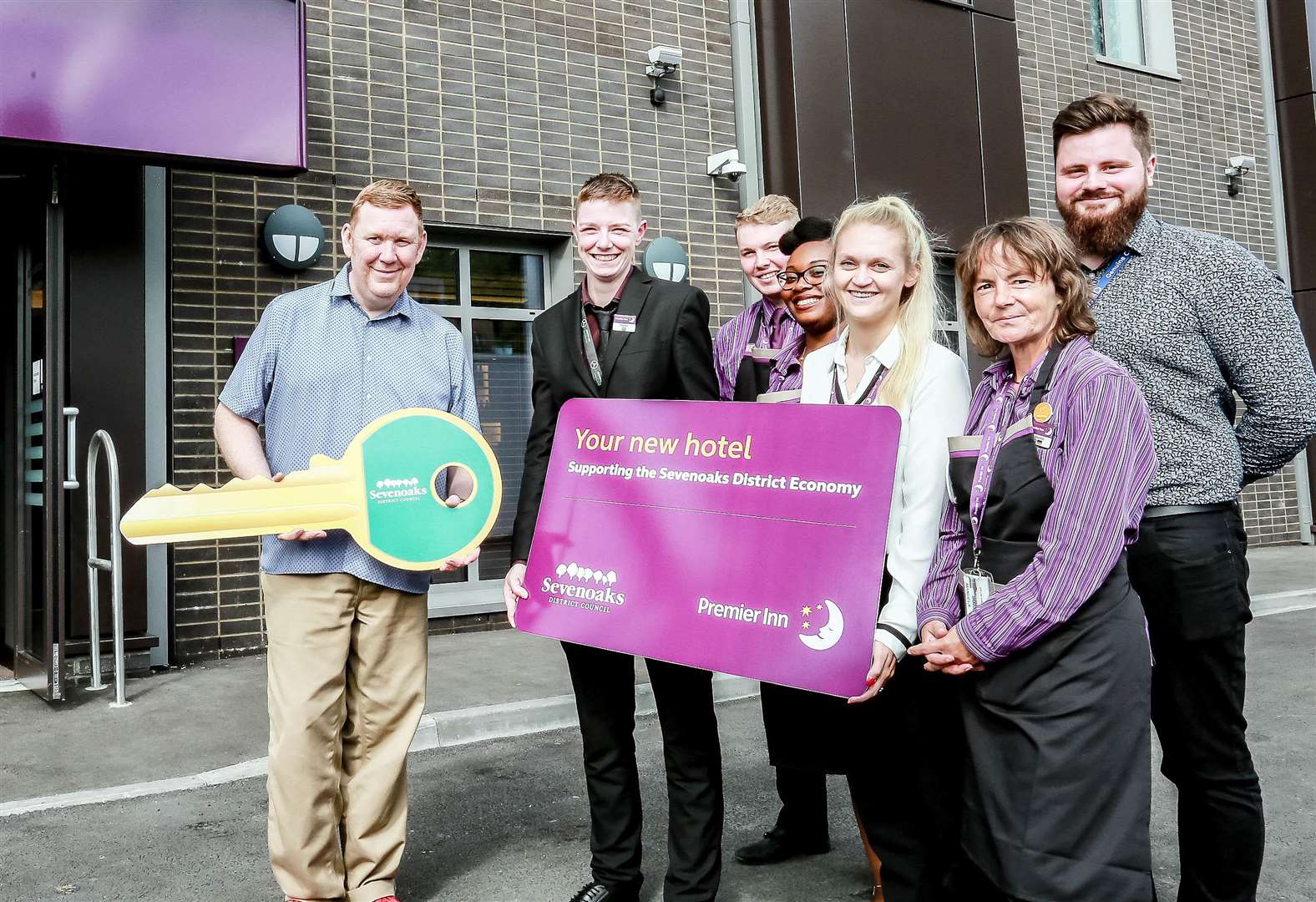 Cllr Peter Fleming (left holding the key) with staff from the new Premier Inn (3364895)