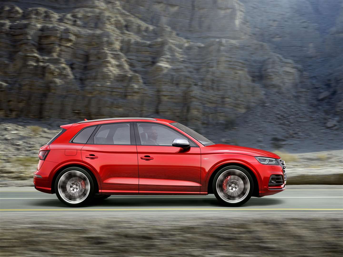 The SQ5 can comfortably carry a family of five and their luggage (1471687)
