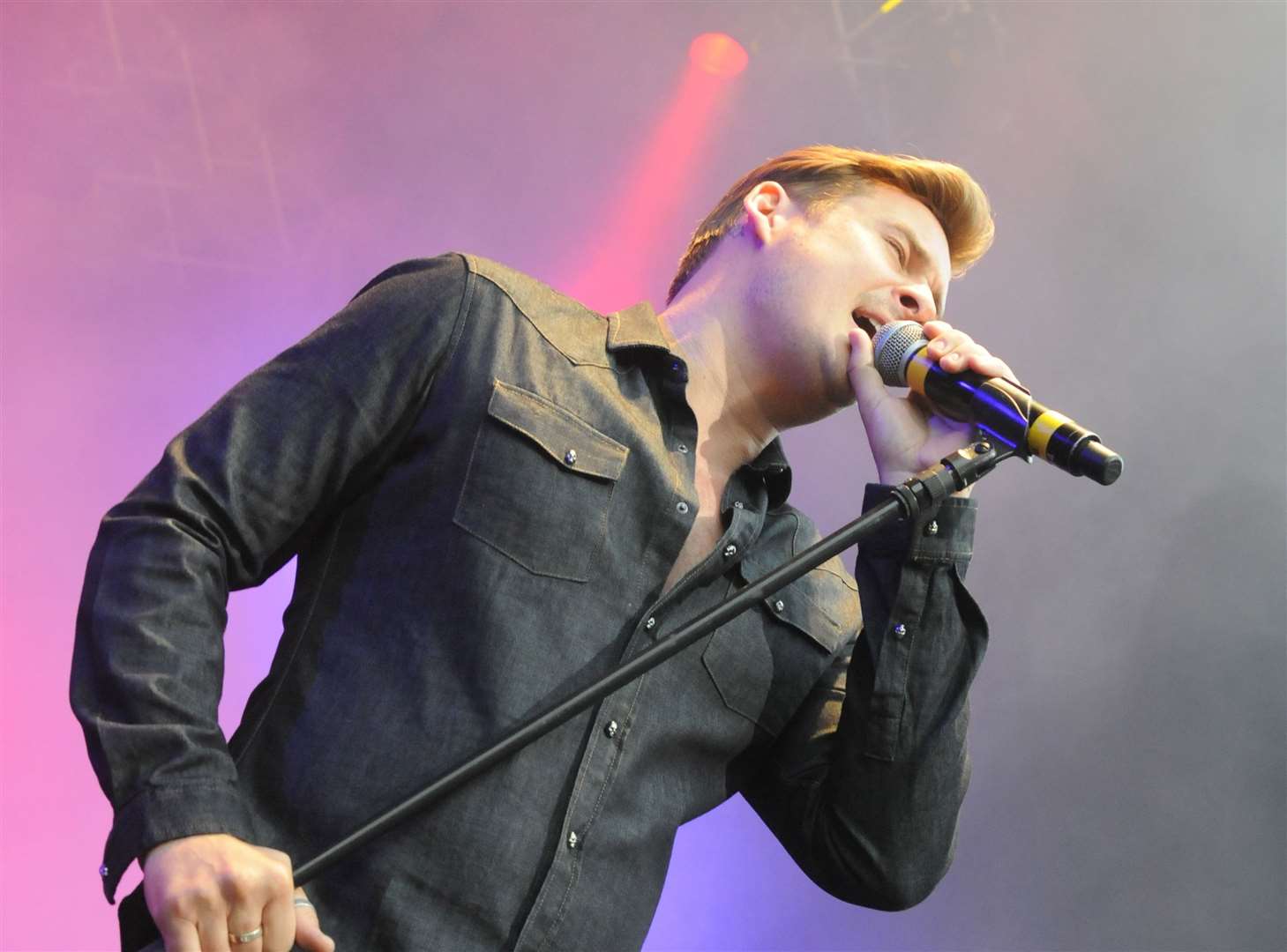 Lee Ryan, performing at Rochester Castle Gardens in 2015
