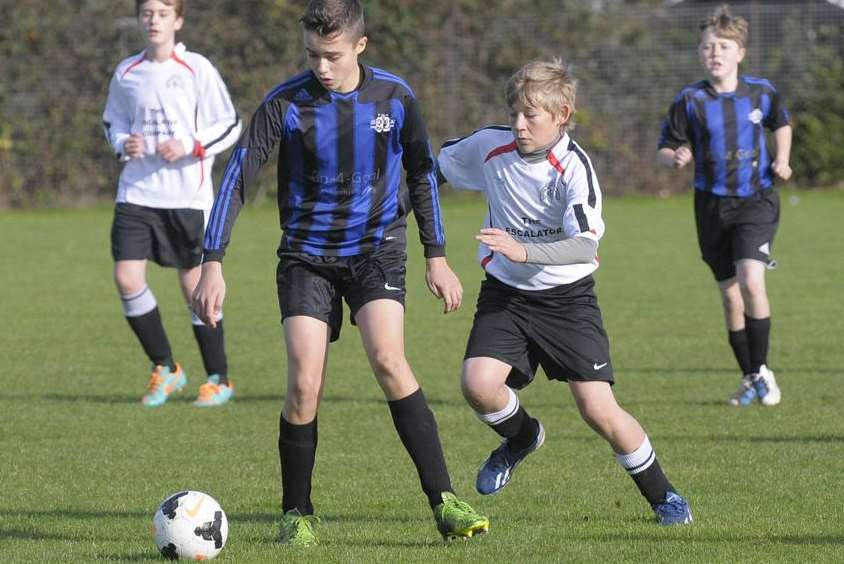 Omega 92, in blue, and Borstal 88 battle for points in Under-14 Division 3. Picture: Ruth Cuerden