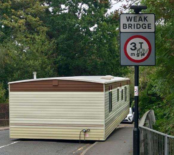 The mobile home on Montacute Road, Tunbridge Wells. Picture from: @bobbybewl