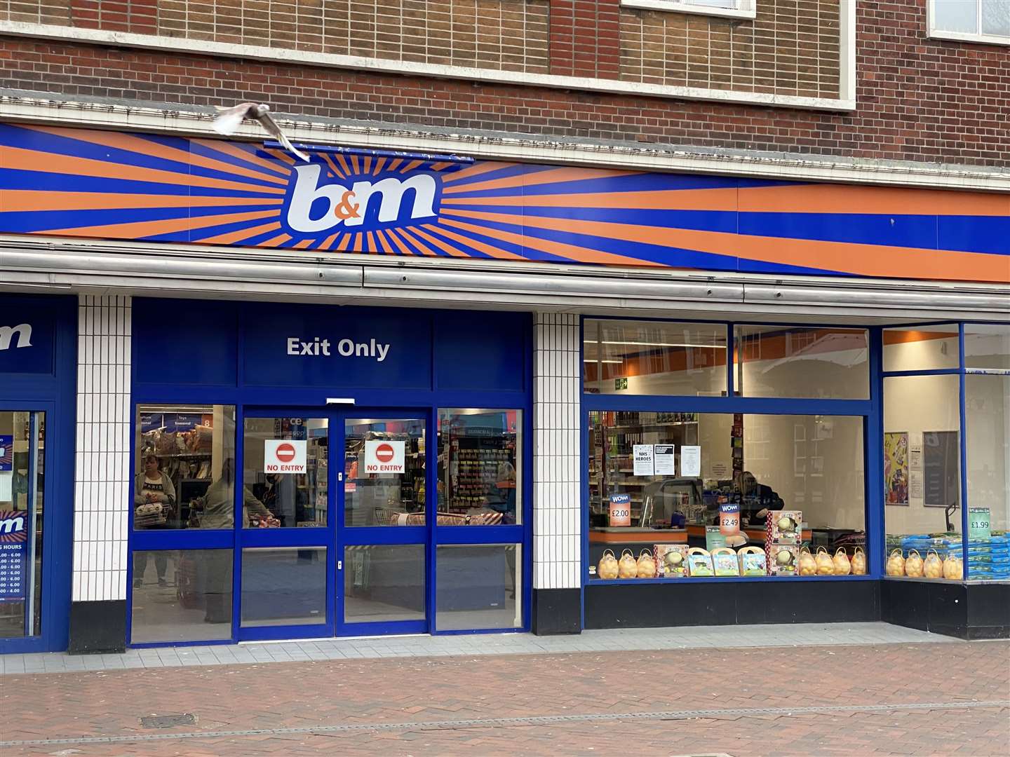 B&M is looking for staff for the new store Stock image