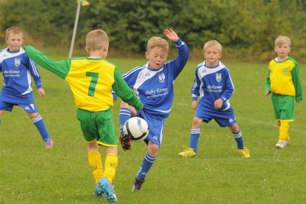 Cliffe Woods Colts, green and yellow, challenge New Road Giants under-8s. Picture: Steve Crispe