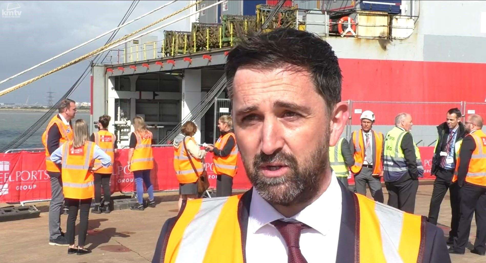 Le directeur du port de Peel Ports, Richard Goffin, à Sheerness Pier, alors que le nouveau ferry DFDS Maxine Douglas est chargé de remorques avant de naviguer vers Calais.  La France.  Image : KMTV