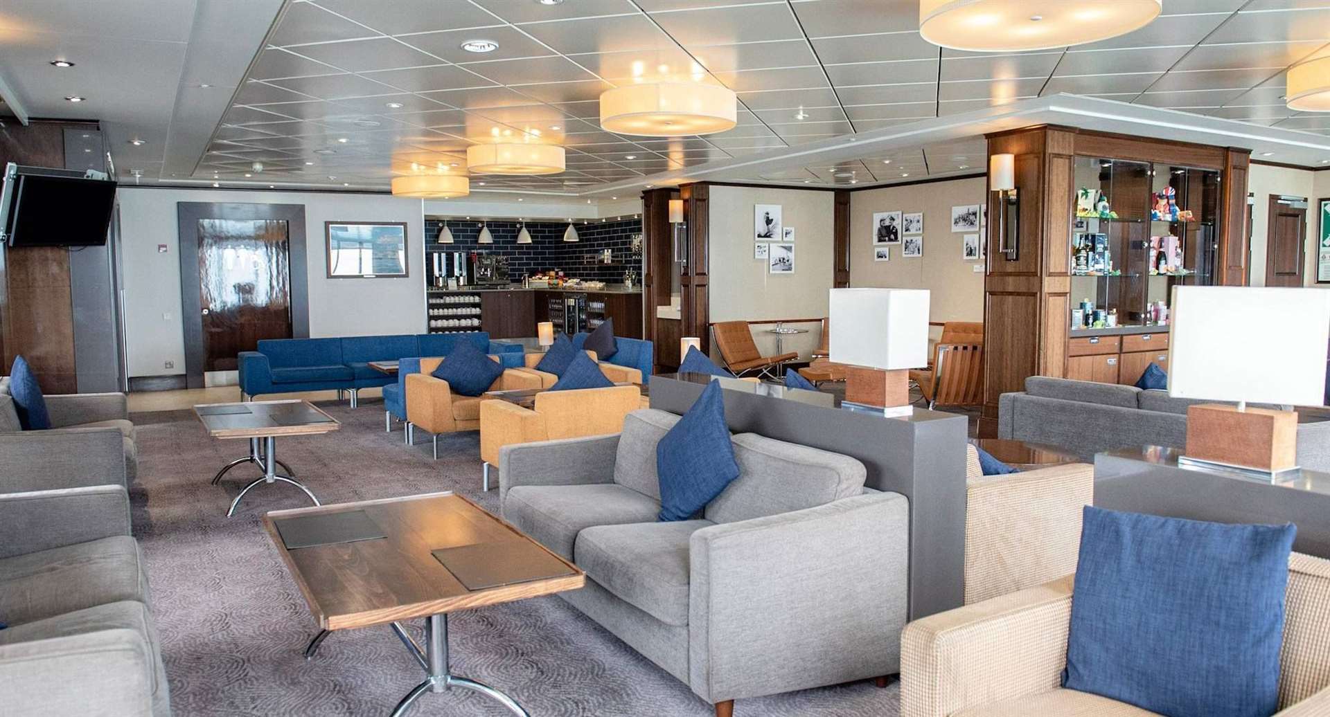 Club Lounge offers all the refreshments you need to arrive rested and refreshed at your destination.