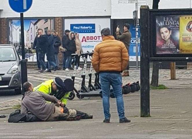 The passer-by helps restrain the suspect during the police arrest