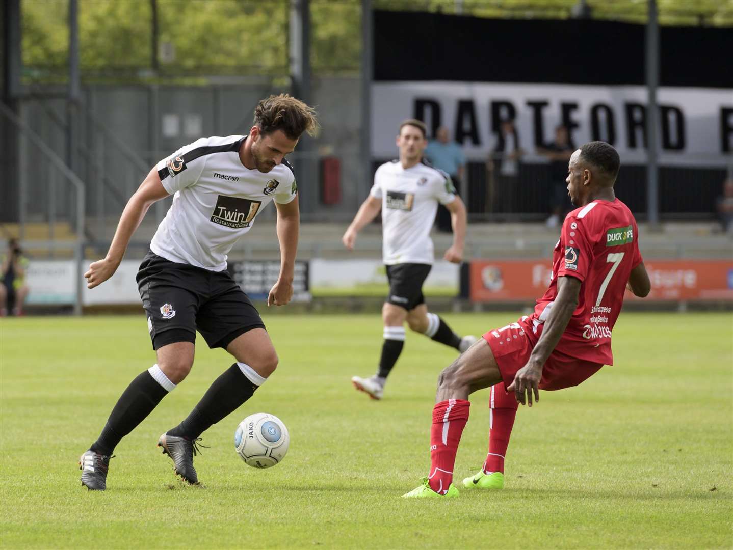 Ronnie Vint well forward on the ball. Dartford FC (white) vs Hemel Hempstead, National League South football action from Princes Park, Dartford..Picture: Andy Payton. (3550108)