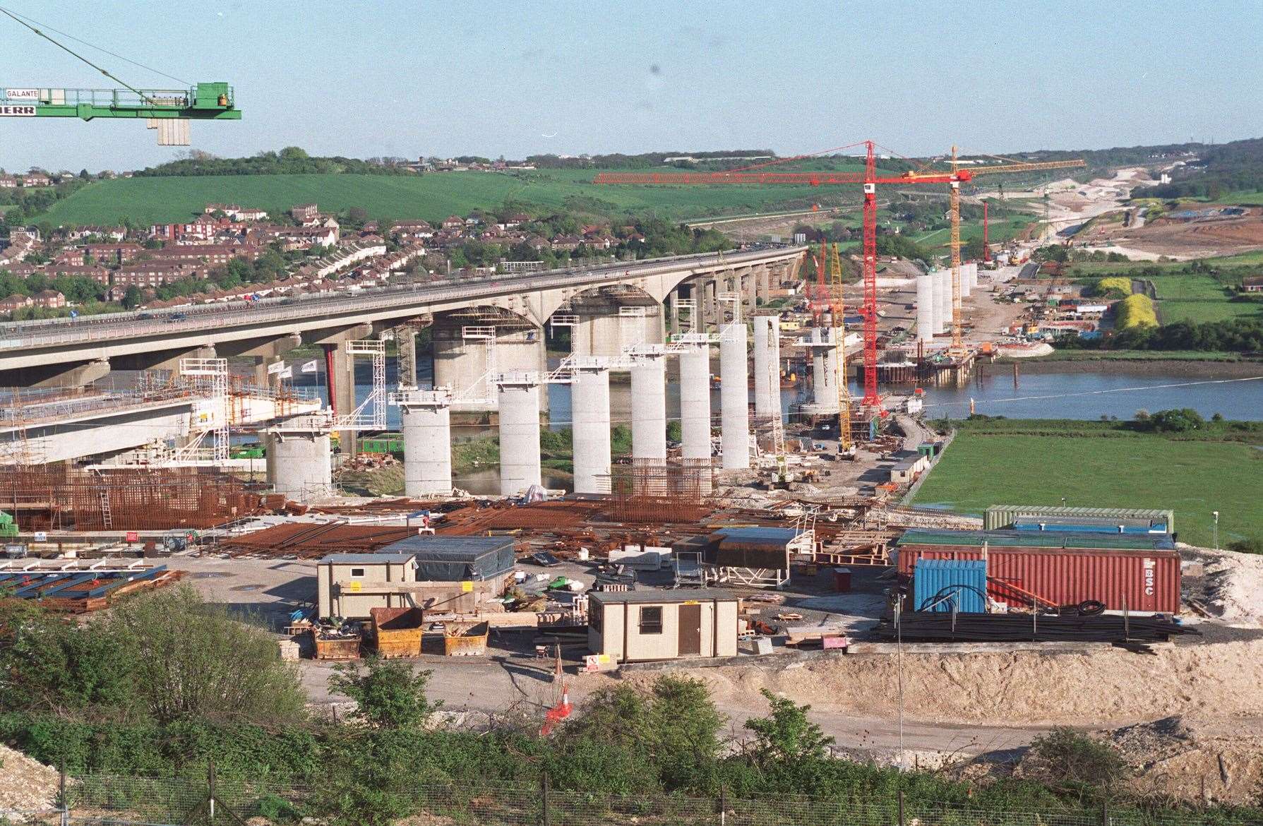 Construction of the HS1 railway bridge over the River Medway