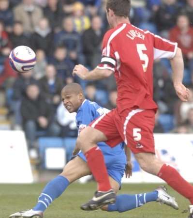 Simeon Jackson glances a first half header wide of goal. Picture: Grant Falvey.