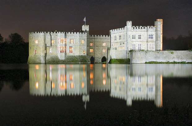 Have you seen a big black dog at Leeds Castle?