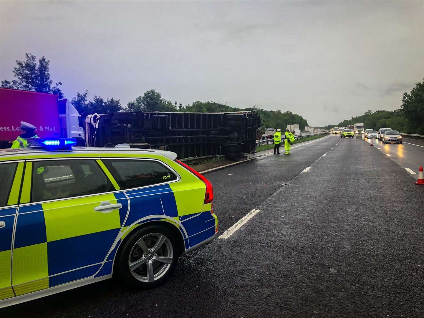 The lorry straddling both carriageways. Picture: @kentpoliceroads
