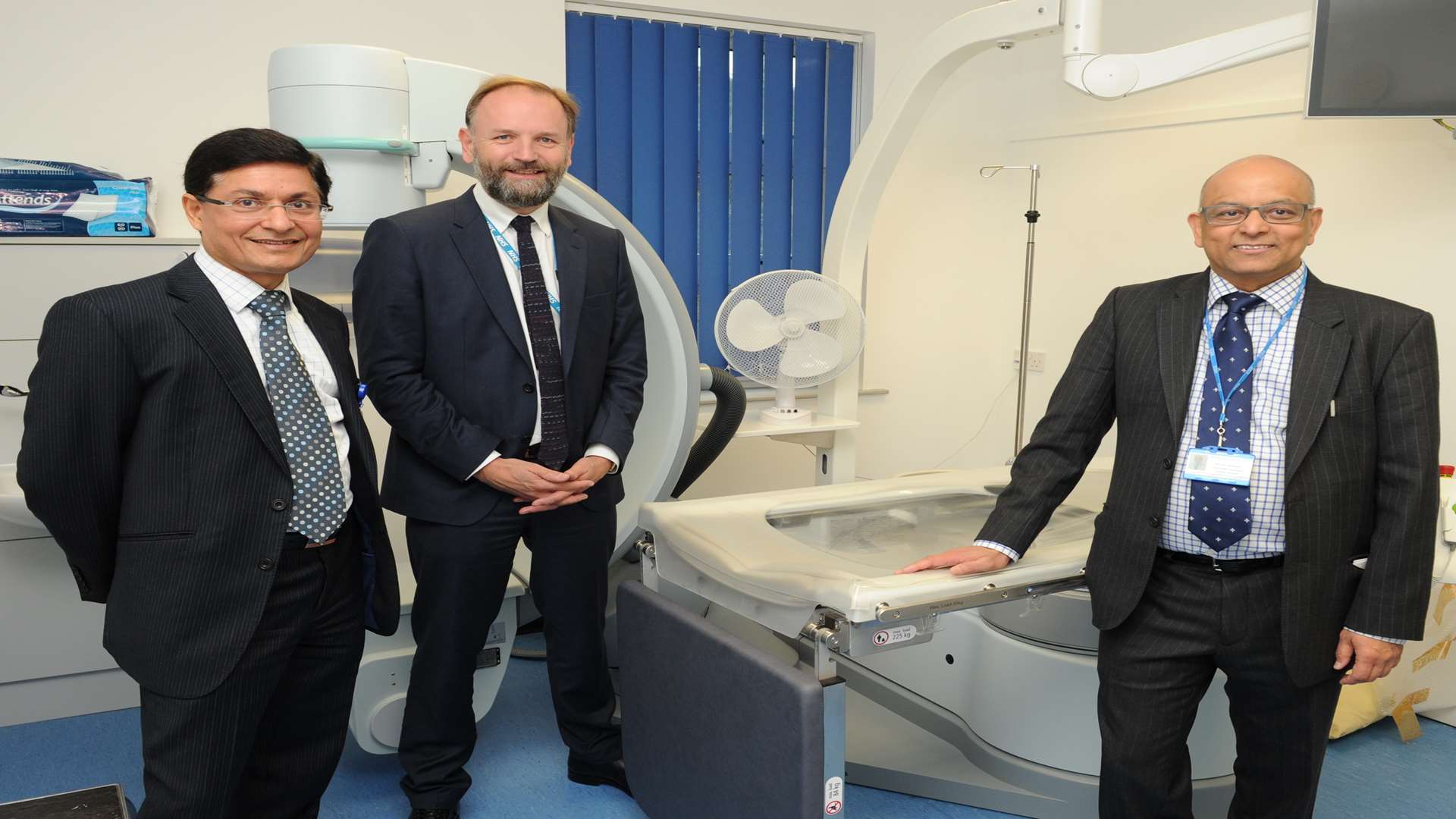 Darent Valley Hospital, Dartford. Head of NHS England Simon Stevens with Prof Sri Sripasad and Prof Sanjeev Madaan next to the Lithotripter.