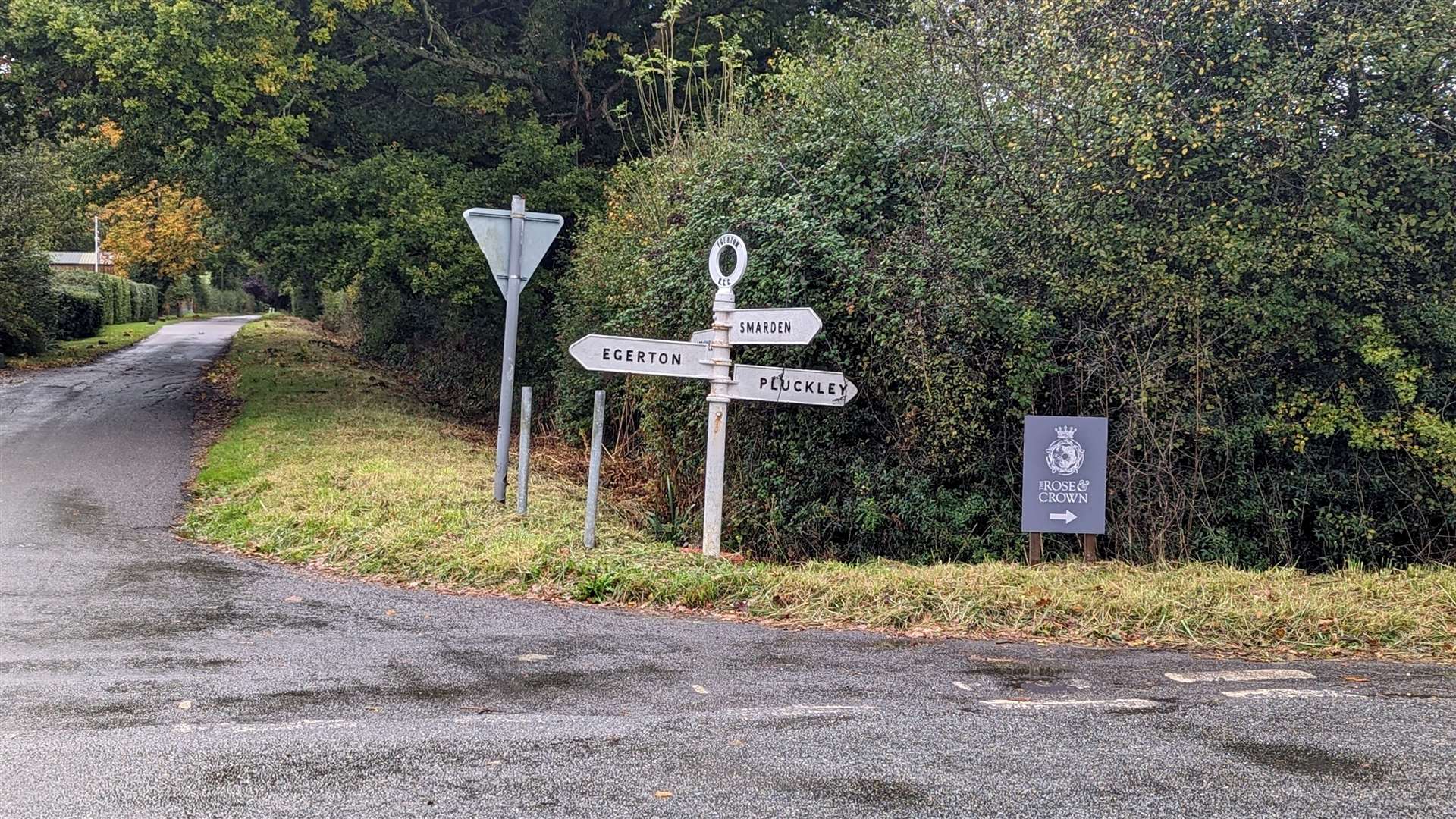 An antique road sign points the way towards Pluckley