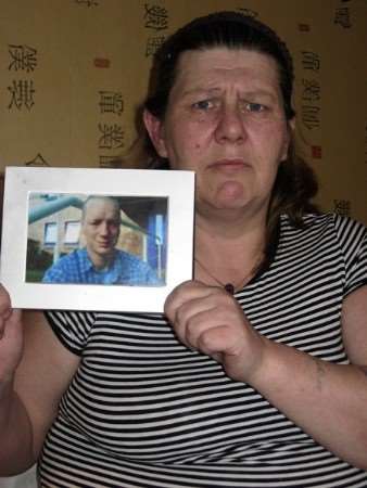 Fiancee Debbie with picture of missing Steven Parratt