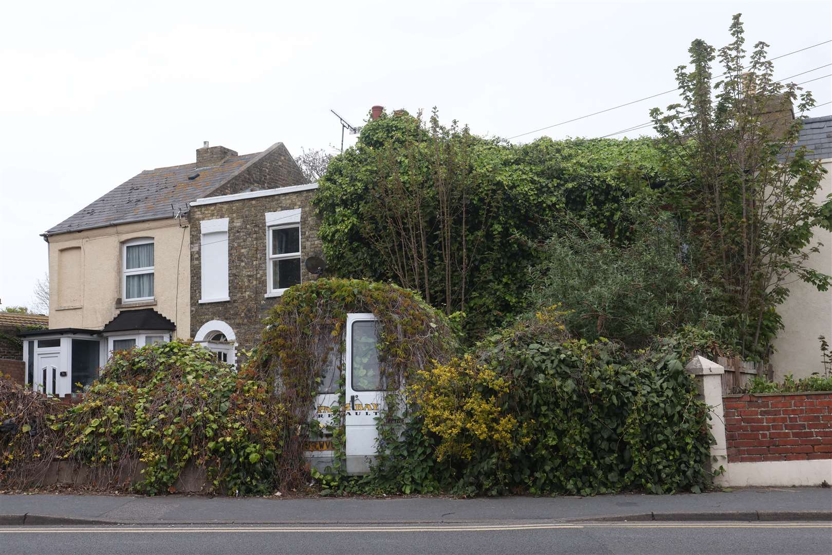 The overgrown house in Boundary Road, Ramsgate.Picture UKNIP (56239690)