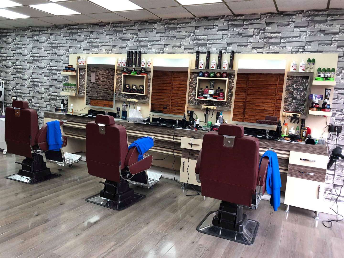 Inside Kennington Barbers (5530389)
