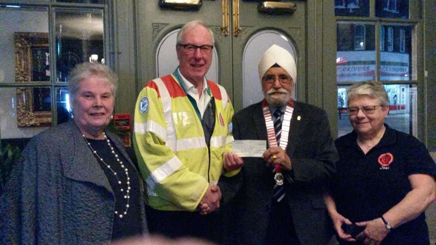 Trevor Sayer of the Kent Bloodrunners recieves a cheque from the Dartford Lions