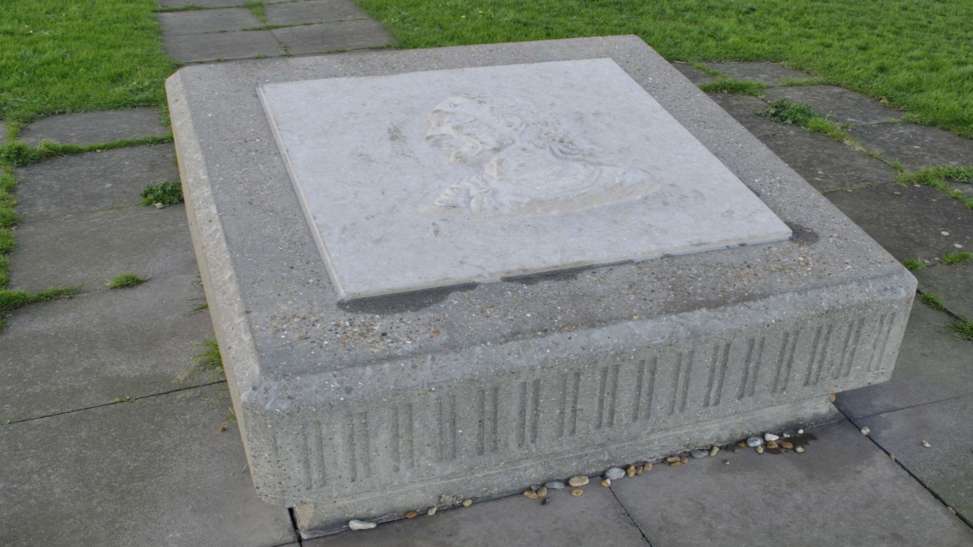 Julius Caesar memorial unveiled at The Beach, Walmer, in 1989