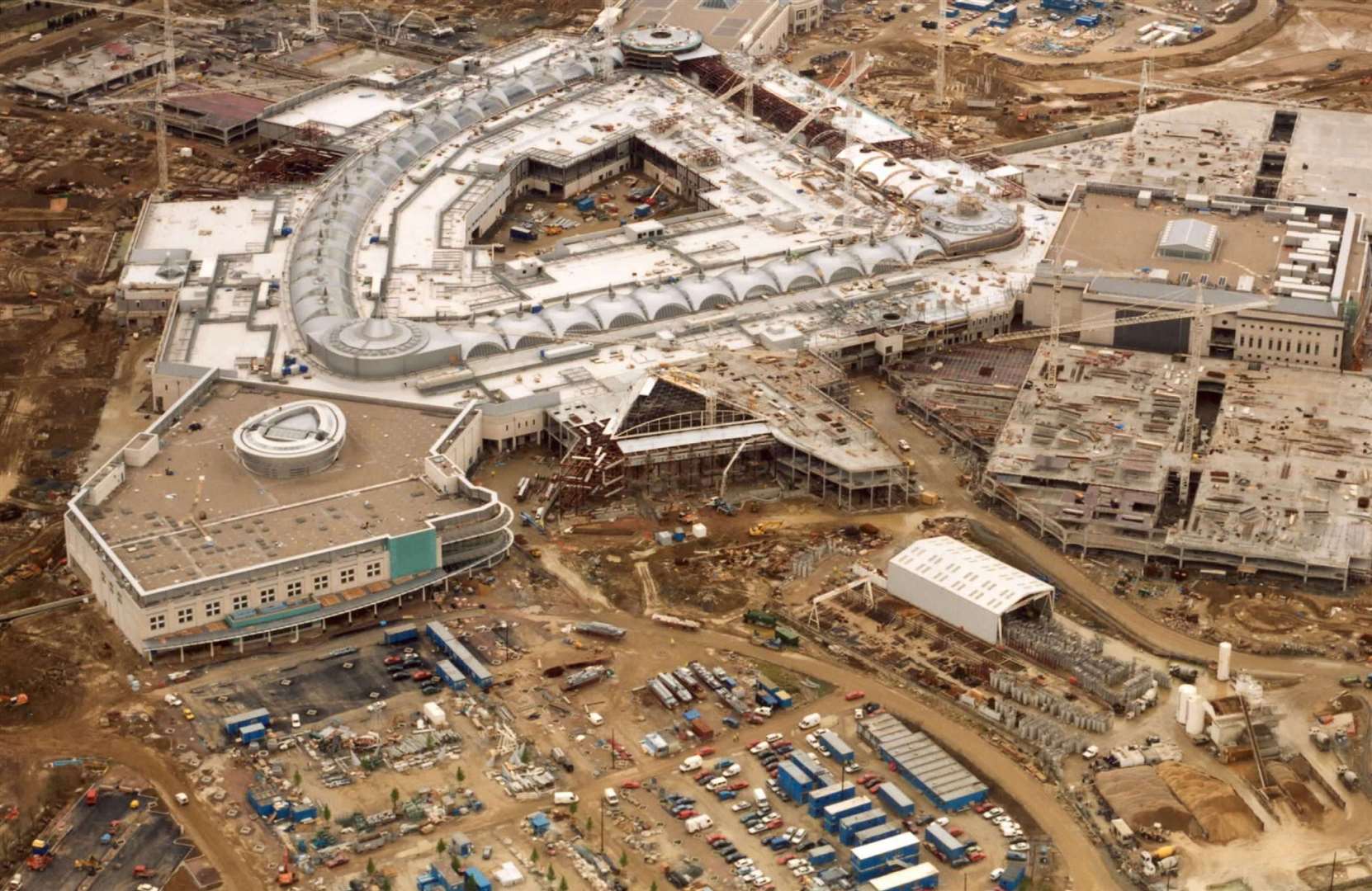 Aerial view of the construction work at Bluewater, Dartford. 16 April 1998