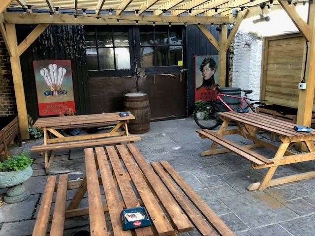 There’s a good-sized outdoor beer garden at the back of the pub but it wasn’t in use while I was in