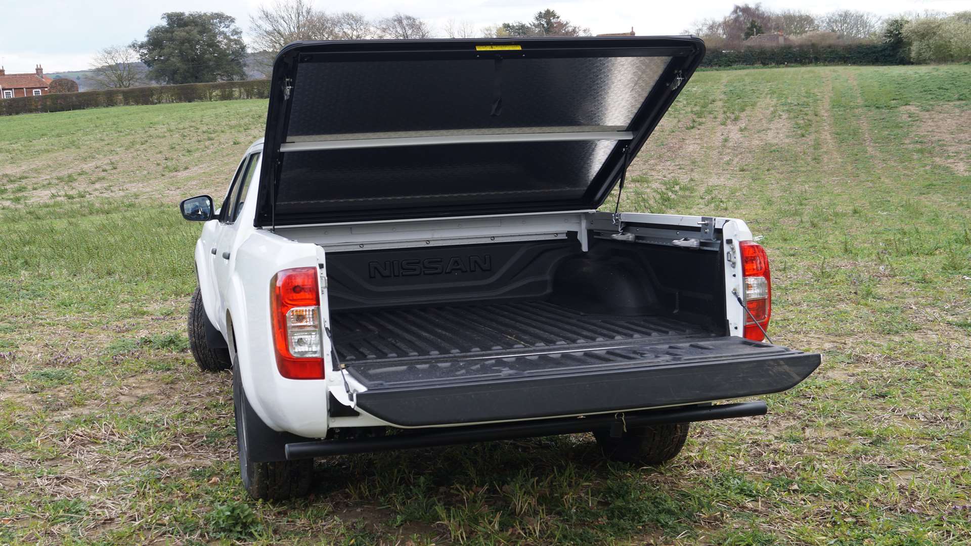 A flat load bed with a wide opening. Perfect for dragging an unwanted sofa to the tip