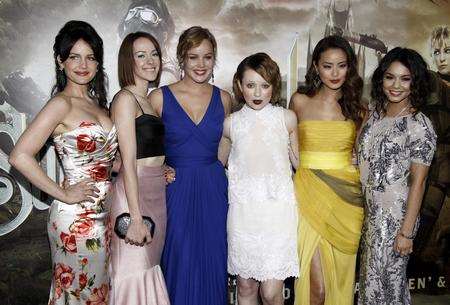 Cast members (l to r) Carla Gugino, Jena Malone, Abbie Cornish, Emily Browning, Jamie Chung, and Vanessa Hudgens posing together at the premiere of Sucker Punch in Los Angeles