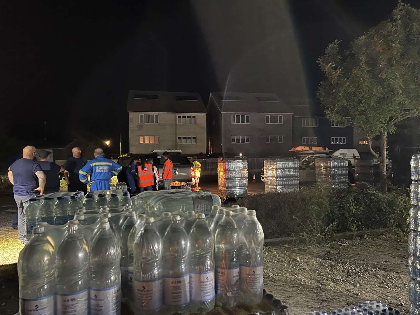 15 South East 4x4 Response volunteers helped distribute water last night