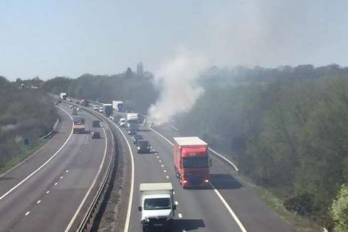 The scene on the M26 (Picture: JakeLewisF1)